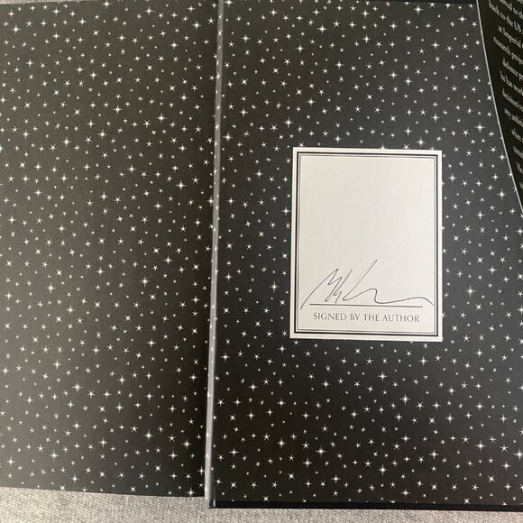 Illumicrate Edition Signed Sprayed Edge The Girl And The Stars By Mark Lawrence - Picture 9 of 15